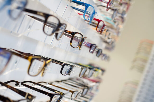 Laden3 Regal mit aktuellen Brillenmodellen